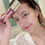 Nattasha Nauljam Instagram – เพื่อผิวสวยทุกมิติ ด้วยเซรั่มซ่อมผิวในตำนาน สกินแคร์สามัญประจำบ้านที่ทุกคนควรมี ✨

111SKIN Repair Serum NAC Y2

ขีดสุดของการซ่อมแซมทุกมิติของผิวที่ถูกทำลายไม่ว่าจะจากมลภาวะ เหตุสุดวิสัย หรือแม้กระทั่ง procedure ต่างๆ ที่เราทำกับผิว พร้อมเสริมความแข็งแรงให้กับผิวยาวนานถึง 48 ชั่วโมง เพื่อผิวสุขภาพดี เปล่งประกายความแข็งแรงขึ้นใน 2 สัปดาห์

▫️NAC Y2 มาในความเข้มข้นสูงขึ้นถึง 4 เท่า และ Encapsulate เพื่อการดูดซึม ลำเลียงเข้าไปในผิวที่ตรงจุด และล้ำลึกมากขึ้น 

▫️New ! Pink Rock Rose Extract สารสกัดจากดอกกุหลาบทะเลทราย ต้านการอักเสบและลดเลือนริ้วรอย 

▫️Calendula Officinalis ที่สุดแห่งการปลอบประโลมผิว ต้านการอักเสบ และเสริมความแข็งแรงให้กับผิว 

▫️Centella Asiatica เสริมเกราะป้องกันผิวชั้นนอกให้ต่อสู้กับปัจจัยที่ทำร้ายผิวจากภายนอกให้มีประสิทธิภาพมากขึ้น 

สูตรใหม่จะมีแค่เนื้อเดียวค่ะ ซึ่งจะเป็นเนื้อนุ่มๆ หยุ่นๆ ลื่นเกลี่ยง่าย ใช้แค่นิดเดียว ทั่วหน้าแล้วค่ะ ไม่มีน้ำหอมและเปลี่ยนเป็นผลิตในสวิตเซอร์แลนด์ค่ะ

ใช้ได้ทั้งเช้า – เย็น 
ขนาด 30 ML ราคา 11,800 บาท

ช้อปที่ร้าน BFF ทุกสาขา หรือช่องทางออนไลน์
🛍 Line @bff_bkk หรือคลิก https://bit.ly/3pvkzq9
🛍 คลิกดูเพิ่มเติมหรือเลือกช้อปบนเว็บไซส์ bit.ly/3RvZlG9
“ช้อปผ่านไลน์และ website ครบ 3,000 บาทขึ้นไปจัดส่งฟรี EMS และ จัดส่งแมสฟรีภายใน กทม เมื่อช้อปครบ 10,000 บาทหลังหักส่วนลดสมาชิก (ไม่ร่วมสินค้าโปรโมชั่นและสินค้าราคาพิเศษ) 

#bffbkk #bff111skin #111skin #111skinthailand #bodycream #เพื่อนสนิทสายบิวตี้ #ทำด้วยใจยังไงก็ดี