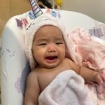 Nattasha Nauljam Instagram – เรมีอา  สาวน้อยชอบอาบน้ำ ตอนอาบอารมย์ดี อาบเสร็จจะกินนม 🤣🤣🤣🤣 ตามอารมย์ไม่ทันเลยค้า 🥰  เป็น2 รูป 2อารมย์ พร้อมๆกัน