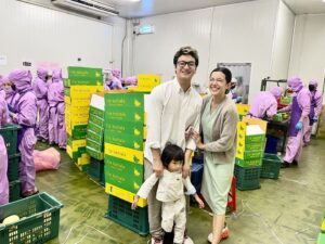 Nattasha Nauljam Instagram - ขอบคุณพระเจ้า❤️✝️ เรม่าฟาร์ม ได้ส่งมะม่วงล็อตใหญ่ไปออสเตเรียแล้ว !!!! ลูกค้าสั่งเยอะมากกก
ป๊า พระเจ้ารักป๊ามากเลย พระเจ้าอยู่กับเรา และทรงนำเรามาตลอดจนมาถึงวันนี้ ความโปรดปรานอยู่กับป๊าจริงๆ 
ขอพระเจ้าอวยพร ยัดสันแน่น พูลล้น
ขอยกย่องสามีกับชีวิตที่เดินกับพระเจ้า อย่างสัตย์ซื่อ 

พิมพ์ว่าอาเมน พระพรนี้จะส่งถึงคุณเช่นกัน ❤️😆