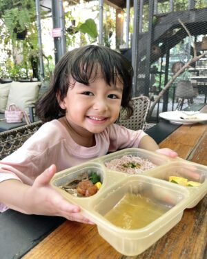 Nattasha Nauljam Instagram - อาหารเด็ก สูตรพรีเมี่ยม ที่แม่ไว้ใจ ❤️ เวลาเร่งรีบ ไม่มีเวลาทำอาหาร แต่อยากให้ลูกได้ทานครบ5หมู่ เมนูให้เลือกเยอะมากก ไม่ต้องกลัวลูกเบื่อเลยจ้า @mylittleboss_babyfood