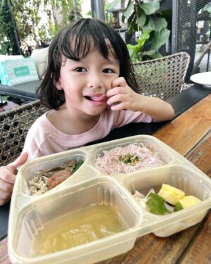 Nattasha Nauljam Instagram - อาหารเด็ก สูตรพรีเมี่ยม ที่แม่ไว้ใจ ❤️ เวลาเร่งรีบ ไม่มีเวลาทำอาหาร แต่อยากให้ลูกได้ทานครบ5หมู่ เมนูให้เลือกเยอะมากก ไม่ต้องกลัวลูกเบื่อเลยจ้า @mylittleboss_babyfood