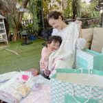 Nattasha Nauljam Instagram – กับความสบายที่สุดที่แม่เตรียมให้ทั้งกลางวันและกลางคืน ในชั่วโมงที่นอนหลับ กับไอเท็มจาก Petit Bird 

#นุ่มลื่นเย็นสบายไม่ร้อนเลย 
#ความสุขทุกค่ำคืน 
#สัมผัสนี้ที่แตกต่าง
#บอกลาผ้ารองกันน้ำแบบเก่าๆ ที่เคยใช้ 
#tencelmodal
#organic 
#ไอเท็มที่แม่แนะนำ
#petitbirdthailand
#kangaruruthailand