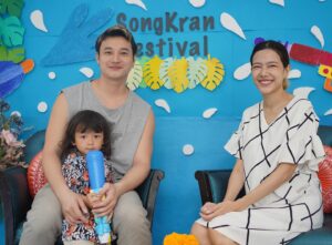 Nattasha Nauljam Instagram - สุขสันต์วันสงกรานต์ขอพระเจ้าอวยพรนะครับ ลูกรัก โตไวมาก รดน้ำป๊าแม่แม่แล้ว❤️🥰