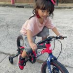 Nattasha Nauljam Instagram - 🚲 ม่าน้อย กับจักรยานคันใหม่ของเค้า ชอบมาก ขี่ไม่หยุด บอกว่าเท่ห์มากกก แม่ๆคนไหนกำลังมองหาจักรยาน แนะนำเลยนะคะ แข็งแรงมาก วัสดุดีมากค่ะ ❤️🥰 @rockingkids_th