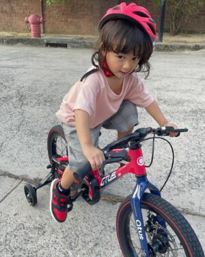 Nattasha Nauljam Instagram - 🚲 ม่าน้อย กับจักรยานคันใหม่ของเค้า ชอบมาก ขี่ไม่หยุด บอกว่าเท่ห์มากกก แม่ๆคนไหนกำลังมองหาจักรยาน แนะนำเลยนะคะ แข็งแรงมาก วัสดุดีมากค่ะ ❤️🥰 @rockingkids_th