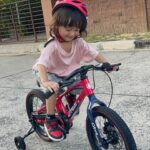 Nattasha Nauljam Instagram - 🚲 ม่าน้อย กับจักรยานคันใหม่ของเค้า ชอบมาก ขี่ไม่หยุด บอกว่าเท่ห์มากกก แม่ๆคนไหนกำลังมองหาจักรยาน แนะนำเลยนะคะ แข็งแรงมาก วัสดุดีมากค่ะ ❤️🥰 @rockingkids_th