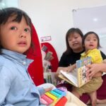 Nattasha Nauljam Instagram - ลูกเรม่า ไปโรงเรียนวันแรก ตื่นเต้นกว่าลูกก็พ่อแม่นี่แหละ พาไปส่งแล้วต้องรีบออกมา เพื่อไม่ให้ลูกร้องไห้ พอเห็นภาพลูกร้องไห้เท่านั้นแหละ น้ำตาซึมเลยจ้า นี่ลูก โตจนต้องไปเรียนแลัวหรอเนี่ย ไวมากเลยย บีบหัวใจแม่มาก พรุ้งนี้จะยอมไปมั้ยน้า แต่ที่แน่ๆคือ คุณครู พาล้างรถแล้ว ลืมแม่แม่ไปเลย 🤣 สนุกสนาน มีเพื่อนนำทัพไปด้วยทุกที่ เรม่าก็แฮปปี้