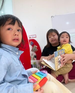 Nattasha Nauljam Instagram - ลูกเรม่า ไปโรงเรียนวันแรก ตื่นเต้นกว่าลูกก็พ่อแม่นี่แหละ พาไปส่งแล้วต้องรีบออกมา เพื่อไม่ให้ลูกร้องไห้  พอเห็นภาพลูกร้องไห้เท่านั้นแหละ น้ำตาซึมเลยจ้า นี่ลูก โตจนต้องไปเรียนแลัวหรอเนี่ย ไวมากเลยย  บีบหัวใจแม่มาก พรุ้งนี้จะยอมไปมั้ยน้า  แต่ที่แน่ๆคือ คุณครู พาล้างรถแล้ว ลืมแม่แม่ไปเลย 🤣 สนุกสนาน มีเพื่อนนำทัพไปด้วยทุกที่ เรม่าก็แฮปปี้