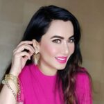 Nausheen Ali Sardar Instagram – “During this Pandemic… I don’t shake hands or hug… You may bow down or kneel…. Either is fine” #🙌🏼
#justkidding #darkhumor  #darkhumormemes #khaleesi #got  #gotmemes  #summerdress #dress  #dresses #pop  #pink #barbie  #barbiepink