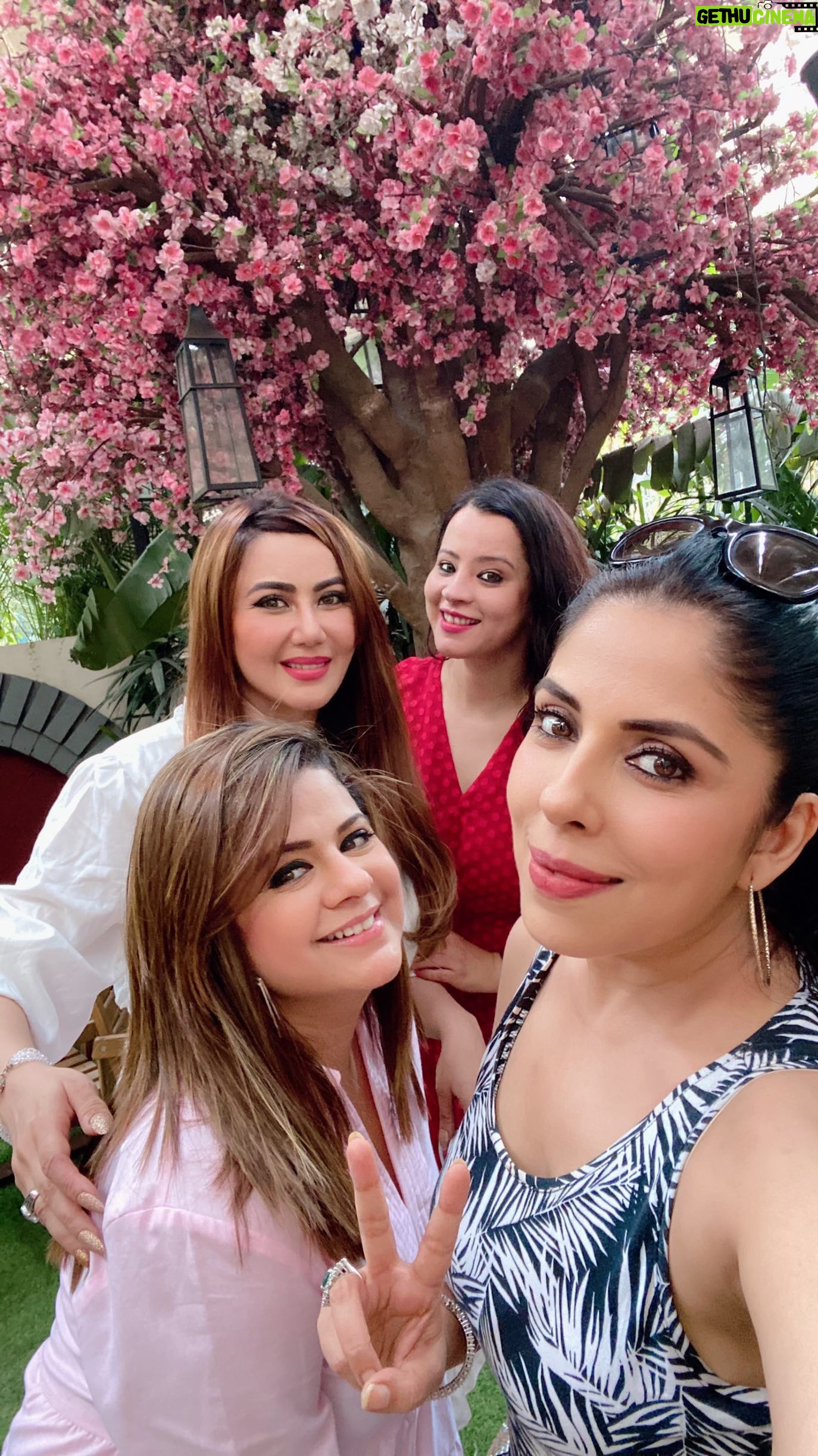 Nausheen Ali Sardar Instagram - I never let my friends do stupid things….ALONE 🤗 . Love you girls . #headshoulderskneesandtoes #reels