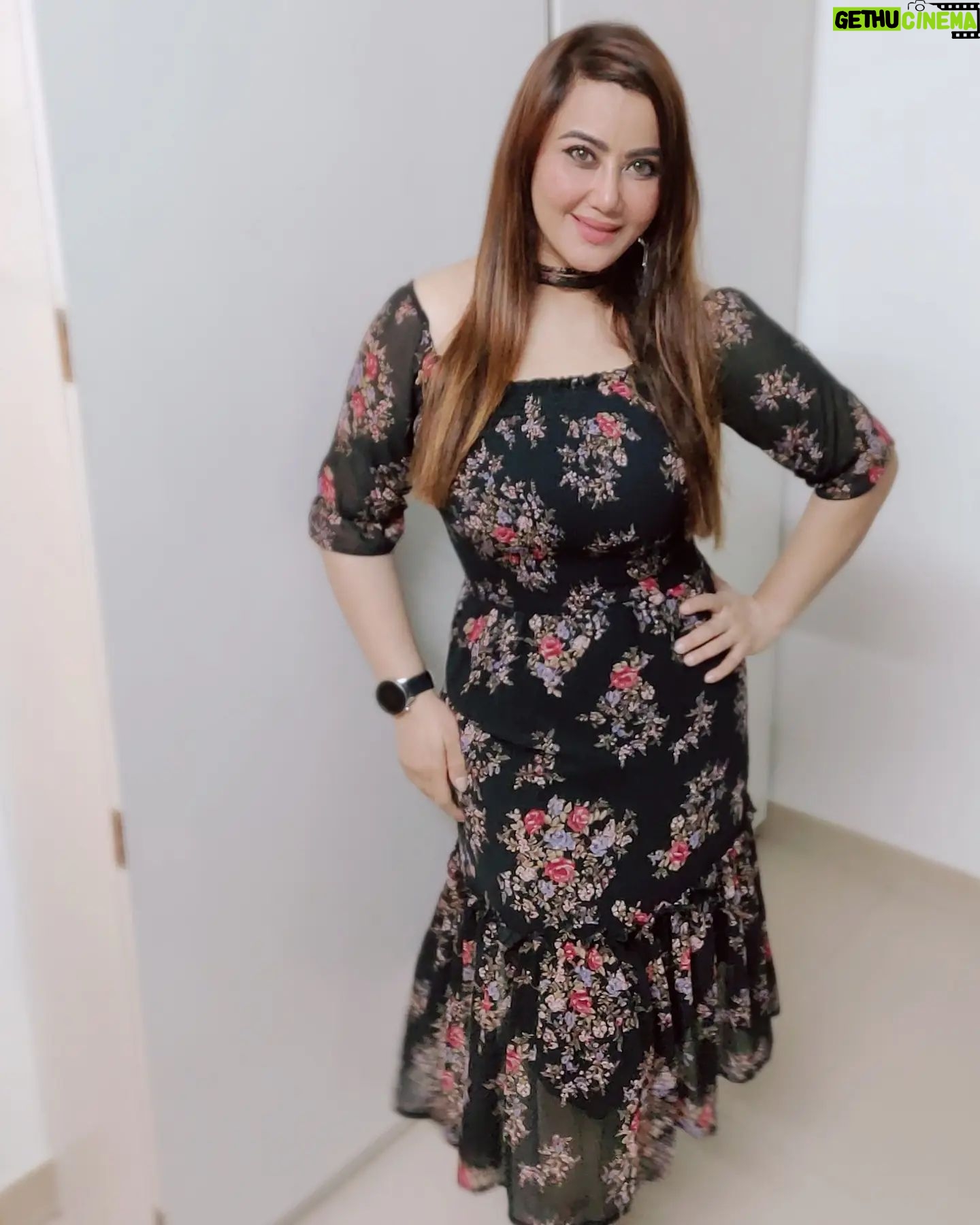 Nausheen Ali Sardar Instagram - #posyposy #blackdress #floraldress #lovefordresses #bohostyle #bohemian #keepitsimple