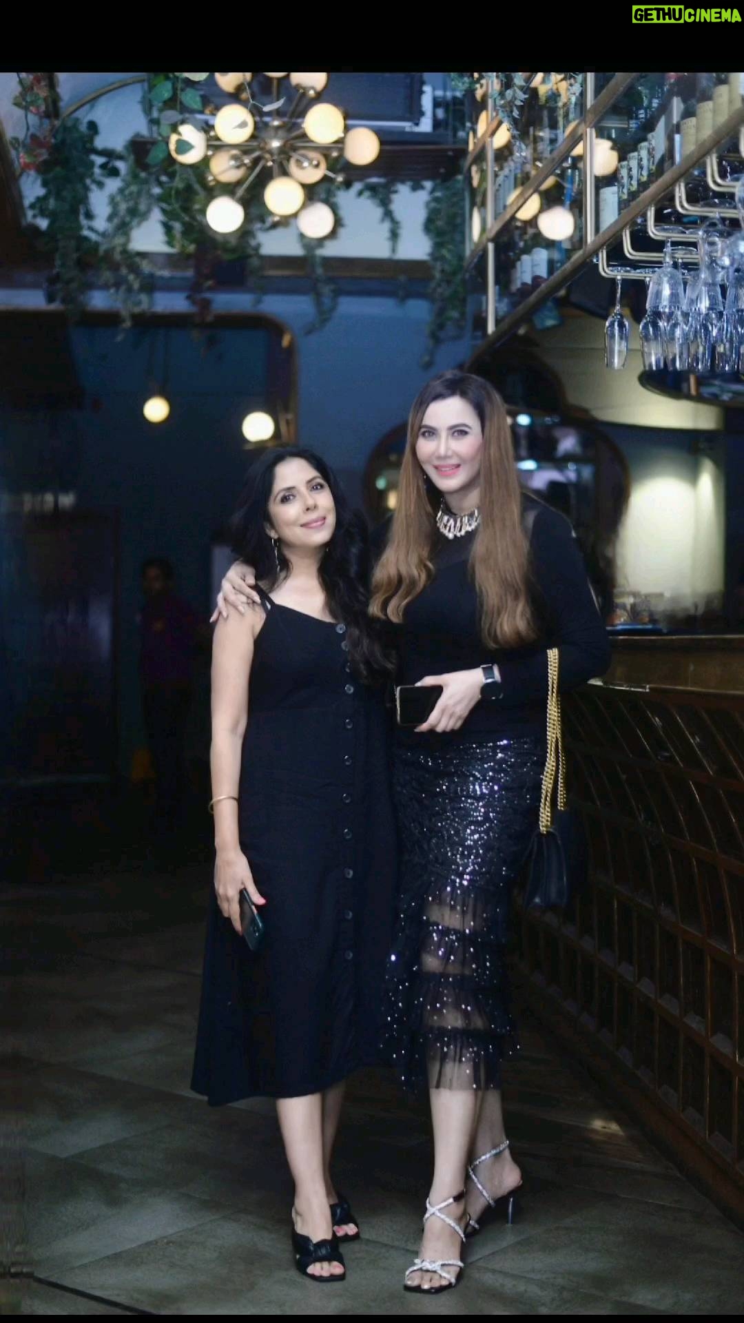 Nausheen Ali Sardar Instagram - HUGS AND KISSES FOR SUCH A SPECIAL EVENING 💖💖💖😘🥰🥰🥰🤗🎉🎉🎉🎉💃 #besties #Happybirthday #happybirthdaytome @rishikaamihani @nuppuragarwwaal #majormissing