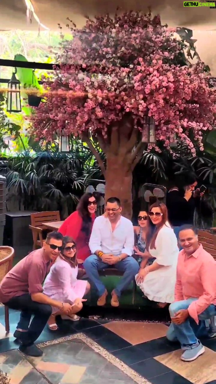 Nausheen Ali Sardar Instagram - Reunion time for some fun!!!#oldfriendships #🤣 #reels #bloopers #funnyreels #beyonce #trendingreels #kkusum @balajitelefilmslimited #❤️ @sonytvofficial