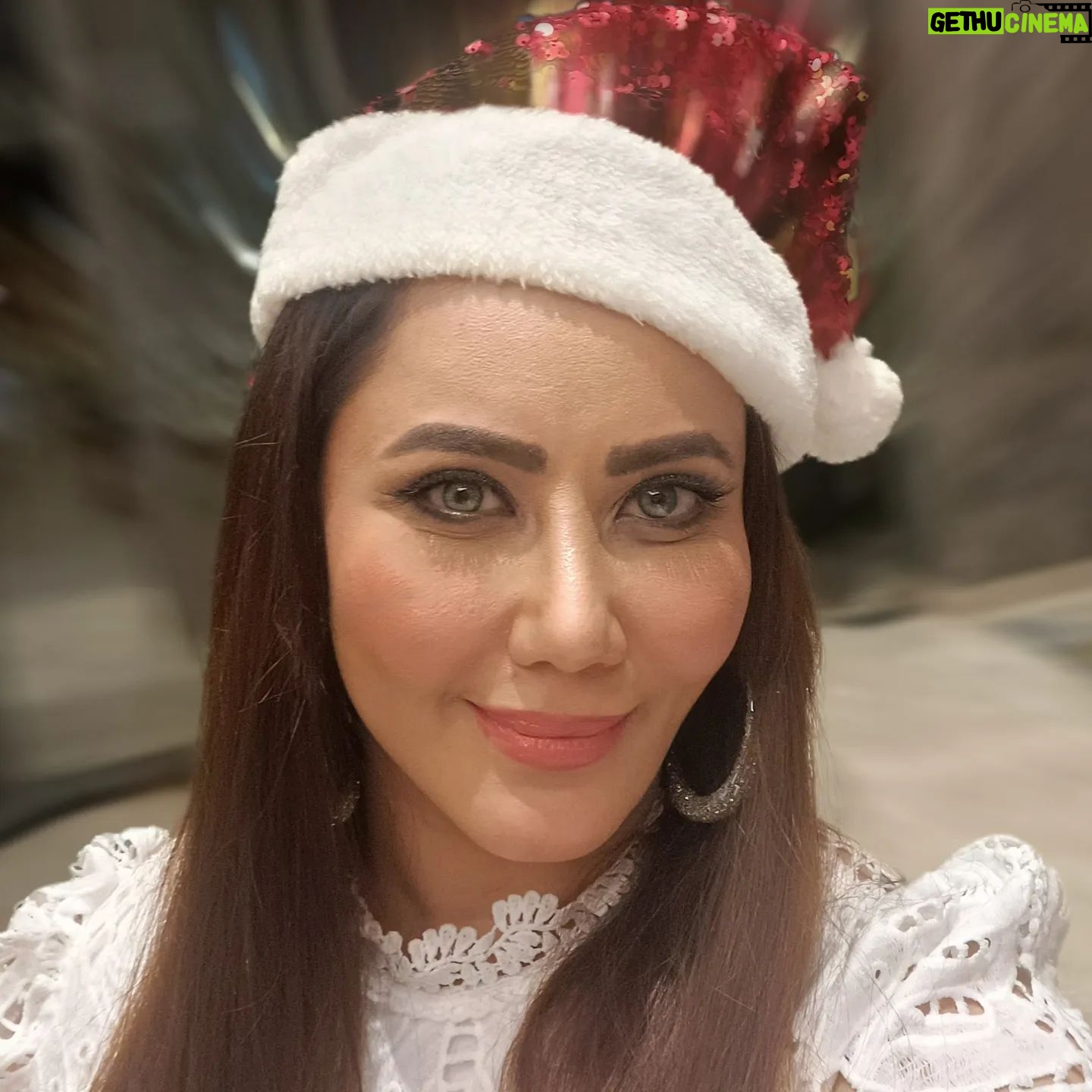 Nausheen Ali Sardar Instagram - #HelloDecember MY MOST FAV TIME OF THE YEAR❣️ #JOY #happiness #love #christmasiscoming #isitchristmasyet 😍🤩🥳 @novotelmumbaiairport Event-Fashionshow by juice @ranjitrodricks 💖
