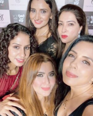 Nausheen Ali Sardar Instagram - #meandmygirls #mytribe #aboutlastnight #victoriassecret #event @toyroommumbai_