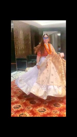 Nausheen Ali Sardar Instagram - Just for my love for slow mos❤️ a little love...a little bhool bhulaiyaa😉 #weddingshenanigans