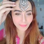 Nausheen Ali Sardar Instagram - I love this look...dunno if I can call it Afghani or kashmiri...what say you?? .....me without my eyeliner ...very rare indeed😜 And of course my summer pimple will stay in this video forever😆🙈🙈🙈 #fashionjewelry #jewellery #maangtikka #silverjewelry #ethnic #royal