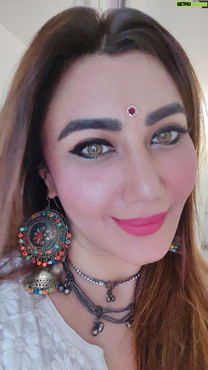 Nausheen Ali Sardar Instagram - Ramblings of A Romantic Soul .... #Happysunday