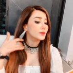 Nausheen Ali Sardar Instagram - I love British accents... #😍 #kidnap #funnyreels #white #princess #uk #comedy @rishmakakarjewels #choker #necklace #reels #reelsinstagram #reelitfeelit #reel #reelsinstagram #reelkarofeelkaro #reelsvideo #reelit #reelvideo #reelinstagram #reelindia