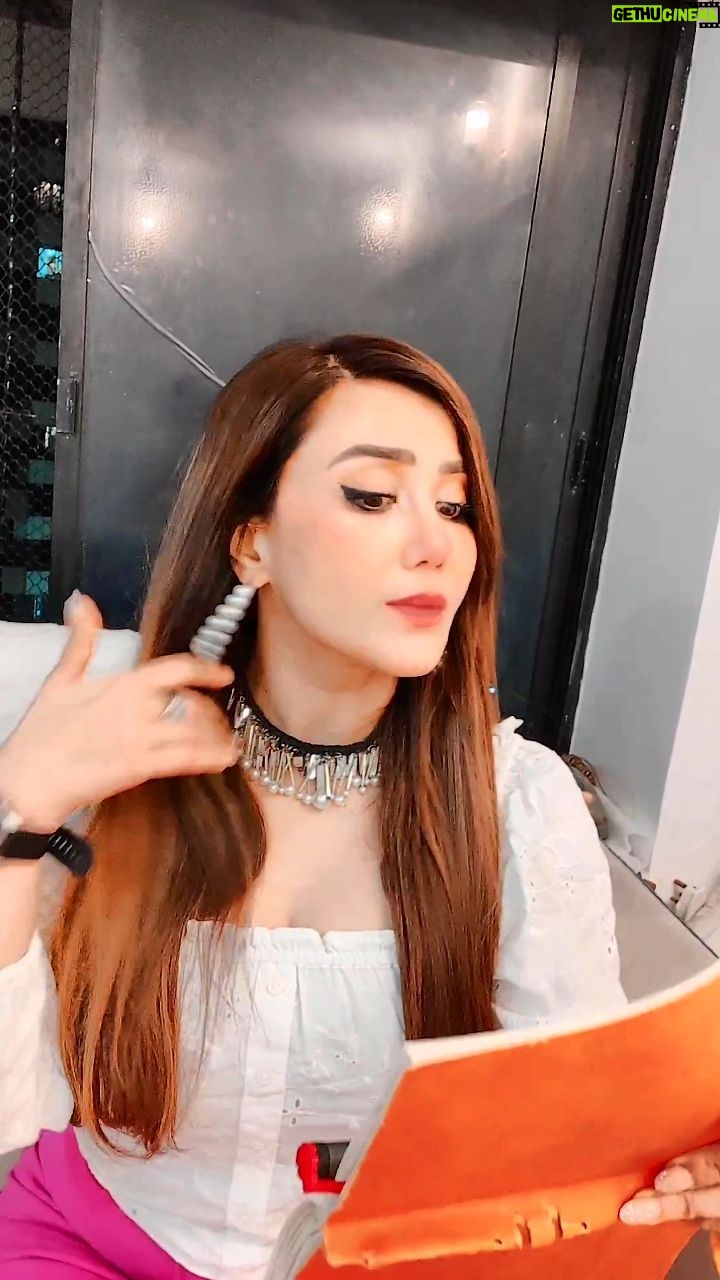 Nausheen Ali Sardar Instagram - I love British accents... #😍 #kidnap #funnyreels #white #princess #uk #comedy @rishmakakarjewels #choker #necklace #reels #reelsinstagram #reelitfeelit #reel #reelsinstagram #reelkarofeelkaro #reelsvideo #reelit #reelvideo #reelinstagram #reelindia