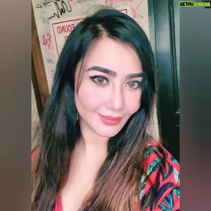 Nausheen Ali Sardar Instagram - Just coz.... #lovethistune #90smusic