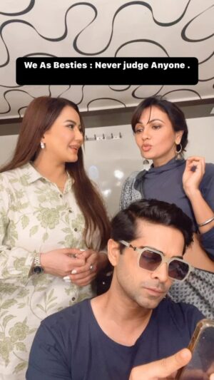 Nausheen Ali Sardar Instagram - Hum sab pe comment karenge 
Aur fir kahenge SANU KI …