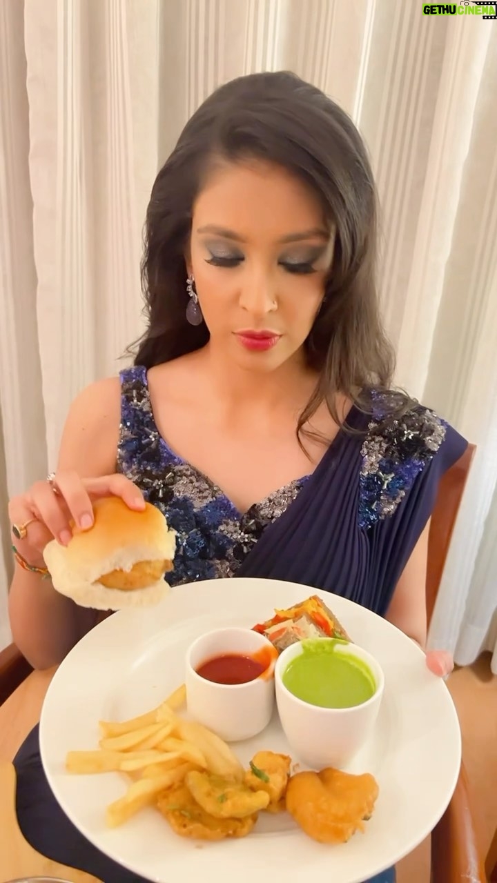 Navneet Kaur Dhillon Instagram - Kabhi 5⭐️ ka vada pav khaya hai ? Mene khaya hai🫣 . It was no where close to the local authentic spicy yummy street side vada pav. . This was during an event, when someone asked me what do you feel like eating. I said “Mann toh boht acha yummy Vada pav khane ka kar rha hai but time nai hai” And there it was 5⭐️ ka saaf suthra, balanced taste ka bland vada pav. . Craving khatam toh kya honi this double zaroor ho gai 🤭 . Well, street food toh street pe he best milega na. 😋 . . . . . . . . . . #VadaPav #StreetFood #Cravings #HappinessOnAPlate #5StarExperience #StreetFoodDelights #FoodieFavourites #SnackAttack #IndulgeInJoy #SatisfyYourCravings