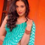 Navneet Kaur Dhillon Instagram - ख्वाबों की राहों में जो चलते रहे, मंजिलें उन्हीं की मिलती रही। ✨ . @makeupby_kirron ⭐️ . . . . . . . #Dreams #Life #Shayari #HindiPoetry #Instagram #Thoughts #inspiration