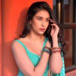Navneet Kaur Dhillon Instagram – बस इतने करीब रहो बात ना भी हो तो दूरी ना लगे…💚🧡
.
@makeupby_kirron my star💫 💄💇🏻‍♀️📸
.
.
.
.
.
.
.
.
.
.
.
#LostAndFound #LifeJourney #DiscoverYourPath #SeekingDirection #Wanderlust #Exploration #NewBeginnings #WaitingPatiently #Anticipation #Longing #Yearning #HopefulHeart #CountingMinutes