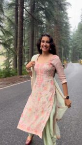 Navneet Kaur Dhillon Instagram - मुस्कुराते चेहरे, राज़ गहरे ! 🌷 . . . . . . #life #remember #happiness #love #travel #trending #reels #music #photooftheday