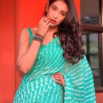 Navneet Kaur Dhillon Instagram - बस इतने करीब रहो बात ना भी हो तो दूरी ना लगे...💚🧡 . @makeupby_kirron my star💫 💄💇🏻‍♀️📸 . . . . . . . . . . . #LostAndFound #LifeJourney #DiscoverYourPath #SeekingDirection #Wanderlust #Exploration #NewBeginnings #WaitingPatiently #Anticipation #Longing #Yearning #HopefulHeart #CountingMinutes