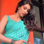 Navneet Kaur Dhillon Instagram – बस इतने करीब रहो बात ना भी हो तो दूरी ना लगे…💚🧡
.
@makeupby_kirron my star💫 💄💇🏻‍♀️📸
.
.
.
.
.
.
.
.
.
.
.
#LostAndFound #LifeJourney #DiscoverYourPath #SeekingDirection #Wanderlust #Exploration #NewBeginnings #WaitingPatiently #Anticipation #Longing #Yearning #HopefulHeart #CountingMinutes
