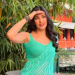 Navneet Kaur Dhillon Instagram - बस इतने करीब रहो बात ना भी हो तो दूरी ना लगे...💚🧡 . @makeupby_kirron my star💫 💄💇🏻‍♀️📸 . . . . . . . . . . . #LostAndFound #LifeJourney #DiscoverYourPath #SeekingDirection #Wanderlust #Exploration #NewBeginnings #WaitingPatiently #Anticipation #Longing #Yearning #HopefulHeart #CountingMinutes