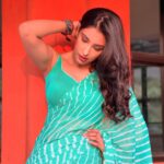 Navneet Kaur Dhillon Instagram - बस इतने करीब रहो बात ना भी हो तो दूरी ना लगे...💚🧡 . @makeupby_kirron my star💫 💄💇🏻‍♀️📸 . . . . . . . . . . . #LostAndFound #LifeJourney #DiscoverYourPath #SeekingDirection #Wanderlust #Exploration #NewBeginnings #WaitingPatiently #Anticipation #Longing #Yearning #HopefulHeart #CountingMinutes