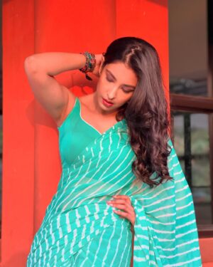 Navneet Kaur Dhillon Instagram - बस इतने करीब रहो बात ना भी हो तो दूरी ना लगे...💚🧡
.
@makeupby_kirron my star💫 💄💇🏻‍♀️📸
.
.
.
.
.
.
.
.
.
.
.
#LostAndFound #LifeJourney #DiscoverYourPath #SeekingDirection #Wanderlust #Exploration #NewBeginnings #WaitingPatiently #Anticipation #Longing #Yearning #HopefulHeart #CountingMinutes