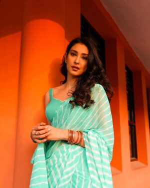 Navneet Kaur Dhillon Instagram - 🏯🌅 @missdhillon 
Makeup Artist : @makeupby_kirron 
.
.
.
#photoshoot #photography #sunsetphotography #sunset