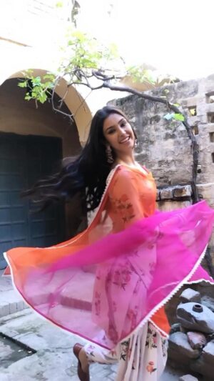 Navneet Kaur Dhillon Instagram - Cheers to the weekend! May it be filled with laughter, sunshine, and endless memories.💫 

#HappyWeekend #WeekendVibes #WeekendFun #HappyWeekend #WeekendGoals #RelaxationTime #EnjoyTheWeekend #WeekendMood #ChillTime #WeekendAdventure #makingmemories