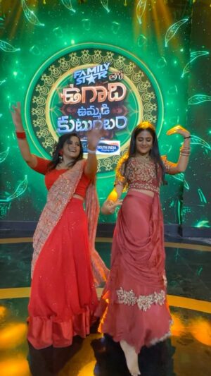 Navya Rao Instagram - How can v miss dancing to this song ❤️.. 

Outfit: @sreevanireddylabel 
Outfit: @manasa_karnati 

#reels#reelsinstagram #trending #familystar #ugadi #zeetelugu #reelitfeelit #kalyanivacchavaccha❤️#vijayadeverakonda #mrunalthakur