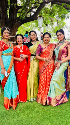 Navya Rao Instagram - Badal Barsa Bijuli with my beautiful & gorgeous friends♥️💕 
@navya_rao_g 
@karuunaa_bhushan 
@pooja.murthy.official 
@madhubala.vijaykumar 
@aishwarya_pisse_ 

#reels #reelsinstagram #reelitfeelit #instagood #instalike #explorepage #exploremore #viral #trending #traditional #silk #silksarees #silver #silverjewelry #baadalbarsabijoli #reelkarofeelkaro #trendingreels #trendingnow #thankful #chaithrarai17
