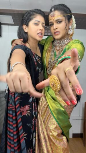 Navya Rao Instagram - And this is the vibe v have while shooting heavy marriage scenes 😝
#Dance #Folk #TrendingReels