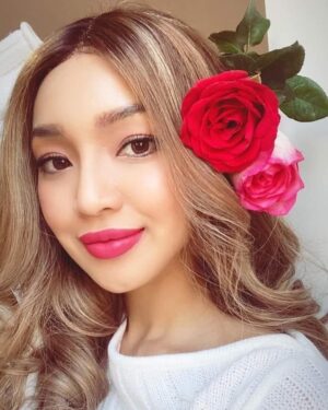 Nay Chi Oo Instagram - 🌹🌷🌸