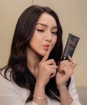 Nay Chi Oo Instagram - Stayhome ကာလကြောင့်ကော အပြင်သွားရင် mask တွေတပ်ထားရတာကြောင့်ကော နေခြည်တို့ မိန်းကလေးတွေ မိတ်ကပ်လိမ်းရတာကို အရင်လို အဆင့်တွေမျိုးစုံနဲ့ အချိန်တွေပေး လိမ်းမနေနိုင်ကြတော့ဘူးလေ။ 

Foundation တစ်ဘူးထဲမှာ skincare effect ကော sunscreen ကော concealer ကောအကုန်ပါတဲ့ အချိန်ကုန်သက်သာမယ့် မိတ်ကပ်ဘူးကောင်းတစ်ဘူး လိုချင်တယ်ဆ်ု ဒီ Secret Lady က Perfect 6 in 1 BB cream လေးသုံးကြည့်ဖို့ နေခြည်ကတော့ highly recommend ပါ။ 

နေခြည်တော်ရုံ Review မပေးတတ်ဘူး ပေးရင်လည်း တောက်လျှောက်စွဲစွဲမြဲမြဲသုံးတယ်။ အခု မိတ်ကပ် look လေးကိုလည်း ပေါ့ပေါ့ပါးပါး Korean look ဖြူဖြူလေးရအောင် ဒီ Secret Lady က BB Cream တစ်မျိုးထဲနဲ့ အောက်ခံလိမ်းကြည့်ထားတယ်။ ခဏနေရင် ten minutes makeup challenge vlog လေးလည်း တင်ပေးဦးမယ်နော်။ 
Online ကဆို ဒီကနေ ဝယ်လို့ရမယ်နော်
https://www.facebook.com/secretladykorea/
#beautybynaychi #naychireviews #secretladymyanmar #secretlady #secretladybbcream