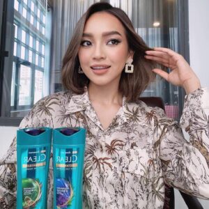 Nay Chi Oo Instagram - အဆီပြန်တဲ့ဦးရေပြားရှိလို့ နေ့တိုင်းခေါင်းလျှော်နေရတဲ့
နေခြည်ကတော့ Clear ရဲ့ Botanique Series ထဲက 
Balance and Bouncy အစိမ်းဘူးလေးနဲ့ တွေ့မှပဲ အဆင်ပြေသွားတော့တယ်။💚
Chillies တို့ရော စမ်းသုံးနေကြပြီလား? 🤔

#BotanicallyChargedWithClear
#ClearBotanique
#ClearMyanmar
#beautybynaychi