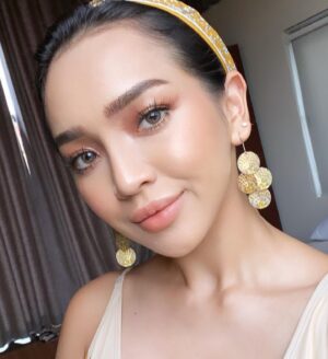 Nay Chi Oo Instagram - နေခြည် create လုပ်ထားတဲ့ makeup looks တွေထဲက အကြိုက်ဆုံးသော looks တစ်ချို့ကို ပြန်လည်စုစည်းပြီး တင်လိုက်ပါတယ်။ Stay tuned for new makeup tutorials and reviews soon my facebook page and youtube channel: BEAUTYBYNAYCHI ✨🙌🏻❤️ #beautybynaychi #makeup #makeuplooks #asianmakeup #naychioomakeup #boldmakeup