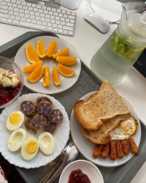 Nay Chi Oo Instagram - ရေပဲသောက်မယ်
Healthy Meal Choice လေးတွေ လုပ်စားမယ်။
#7days_selfcarewithchichi_challenge 
#daythree