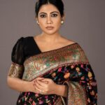 Nayana Elza Instagram - Wear it to flaunt it 🖤 . . 📸 @_adams_abraham_ MUA @zintos_makeup_official Styling @ayshashamna Studio @studio_maxxo . . . . . . . . . . . . . . . . . #saree #fashion #fashionstyle #banarasisaree #pose #instafashion #attitude #nayanaelza