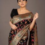 Nayana Elza Instagram - Wear it to flaunt it 🖤 . . 📸 @_adams_abraham_ MUA @zintos_makeup_official Styling @ayshashamna Studio @studio_maxxo . . . . . . . . . . . . . . . . . #saree #fashion #fashionstyle #banarasisaree #pose #instafashion #attitude #nayanaelza