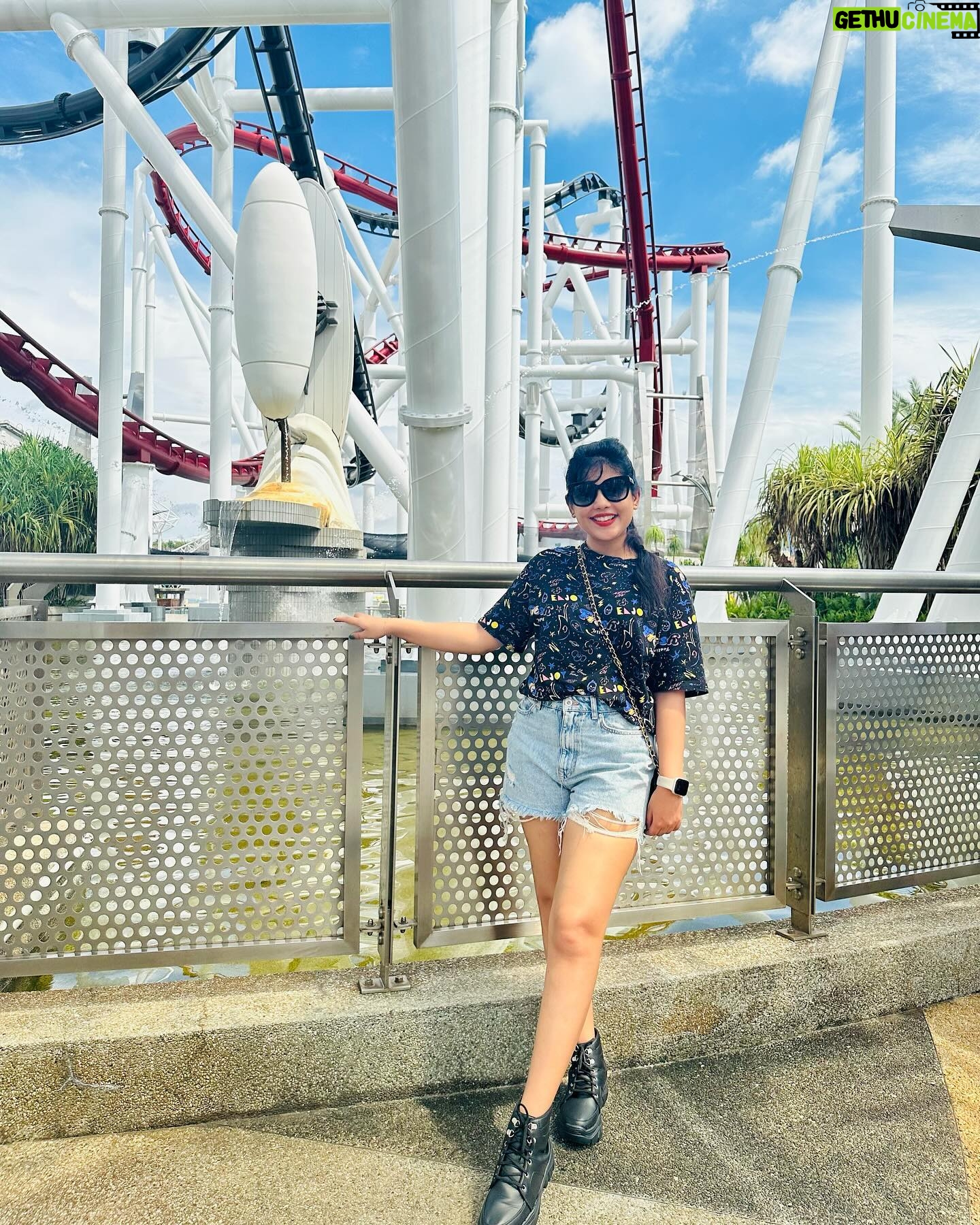 Nayana Elza Instagram - Days ❤️ . . . . . . . . . . . . . . . . . . . . . #singapore #universalstudios #travel #solotravel #singaporelife #travelphotography