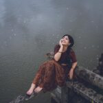 Nayana Elza Instagram - നില ✨ . . Photography: @_harikumar._ @haaary._ Stylist @merlin_lizbet Bts : @thekochimachan Photography assist : @__naim.___ @_fahadh_x_ Costume @sahasraksh_designstudio . . . . . . . . . #rainyday #dhawani #monsoon #kerala #green #godsowncountry #tamilponnu #nayanaelza #moment