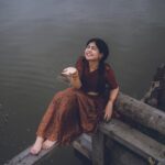Nayana Elza Instagram - നില ✨ . . Photography: @_harikumar._ @haaary._ Stylist @merlin_lizbet Bts : @thekochimachan Photography assist : @__naim.___ @_fahadh_x_ Costume @sahasraksh_designstudio . . . . . . . . . #rainyday #dhawani #monsoon #kerala #green #godsowncountry #tamilponnu #nayanaelza #moment